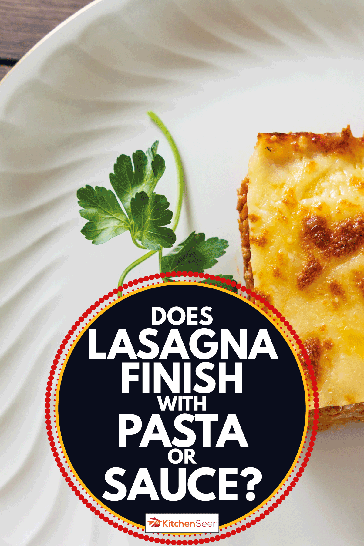 自制的肉烤宽面条。地中海式饮食。千层面完成与意大利面或酱汁吗”width=