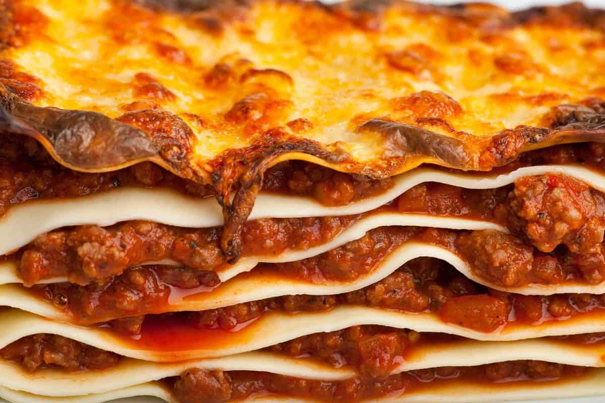 烤宽面条面条菜放在一个白盘子里