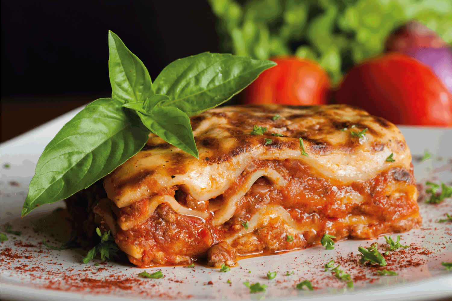 烤宽面条与意大利罗勒一方白色的板”width=