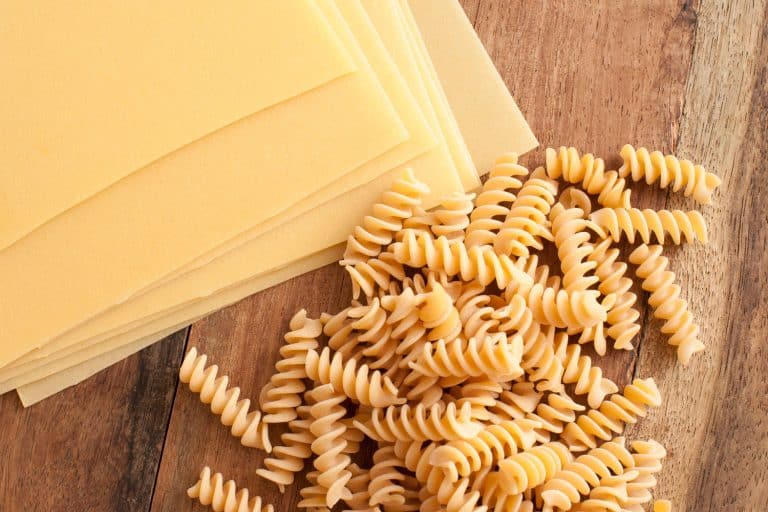 烤宽面条和意大利螺旋面面条木制背景,Does Dry Lasagna Expire?