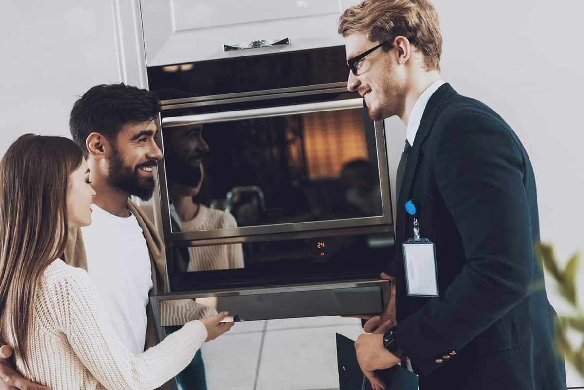 经理西装显示内置炉子在厨房存储几个客户雷电竞官网网址