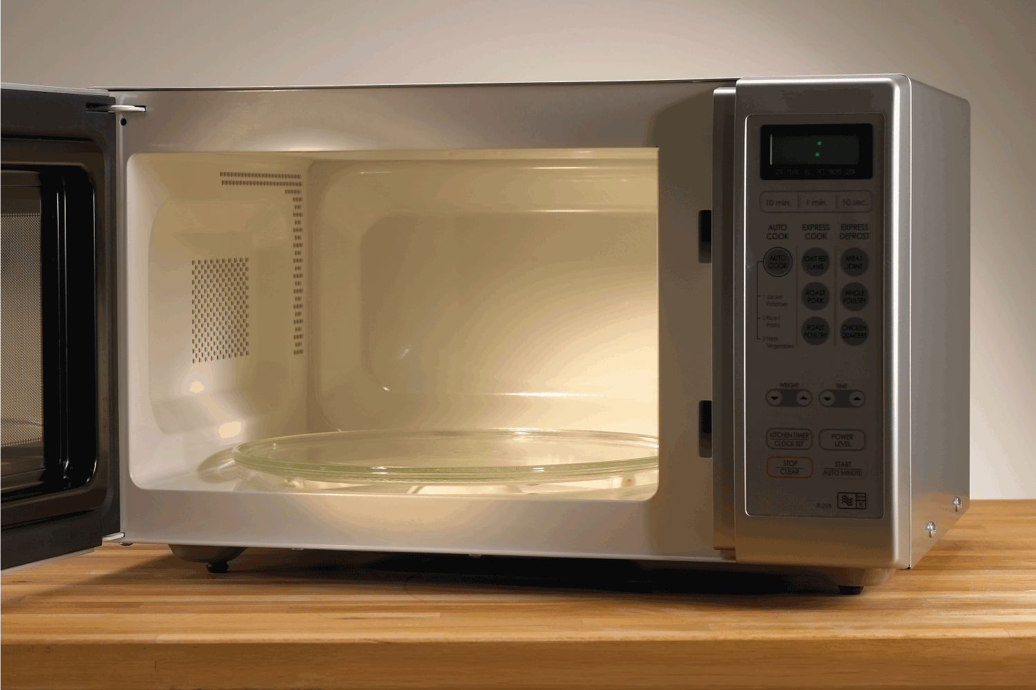 微波炉打开在木桌上