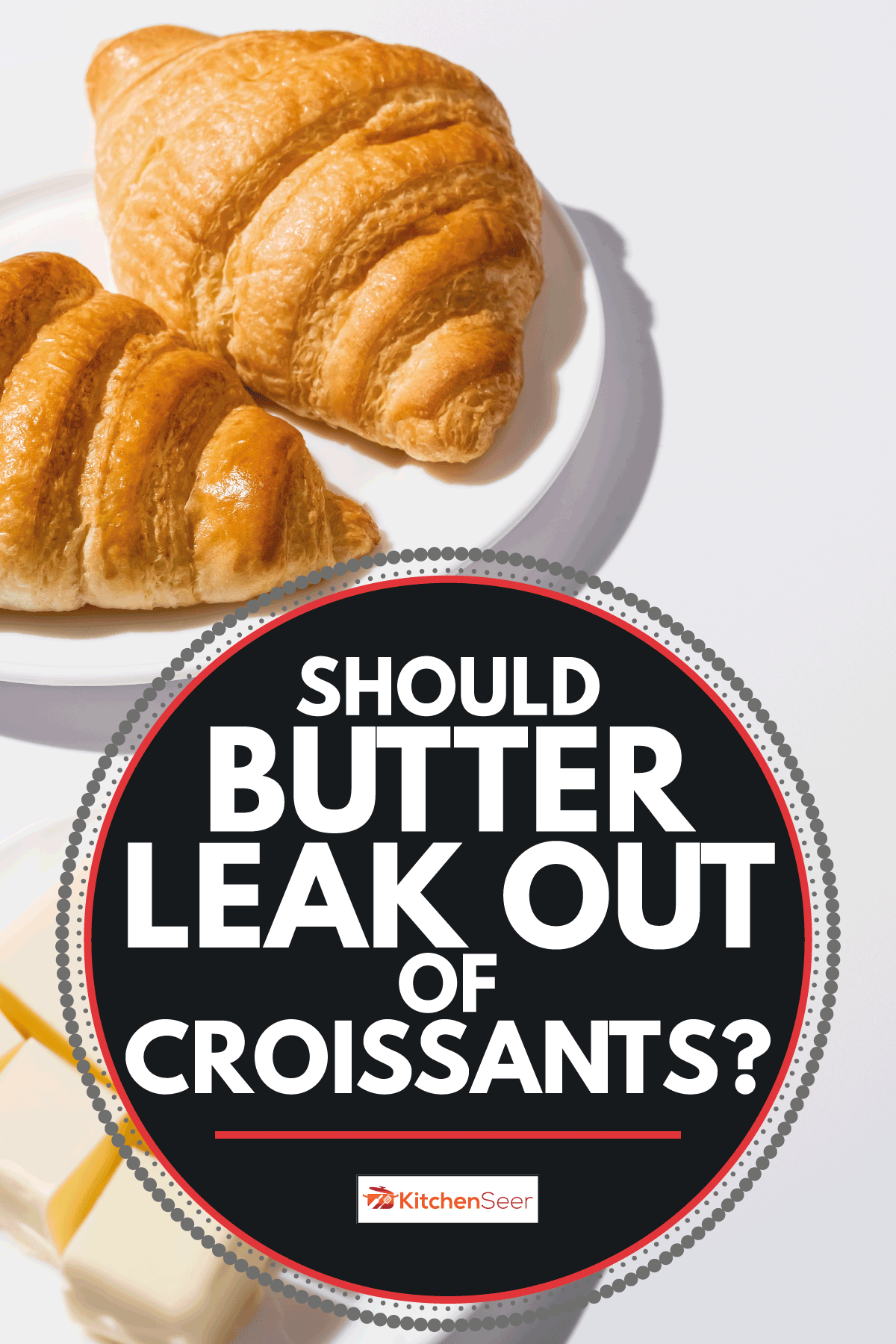 生牛角包放在木板上，靠近黄油和鸡蛋。牛角面包应该漏黄油吗