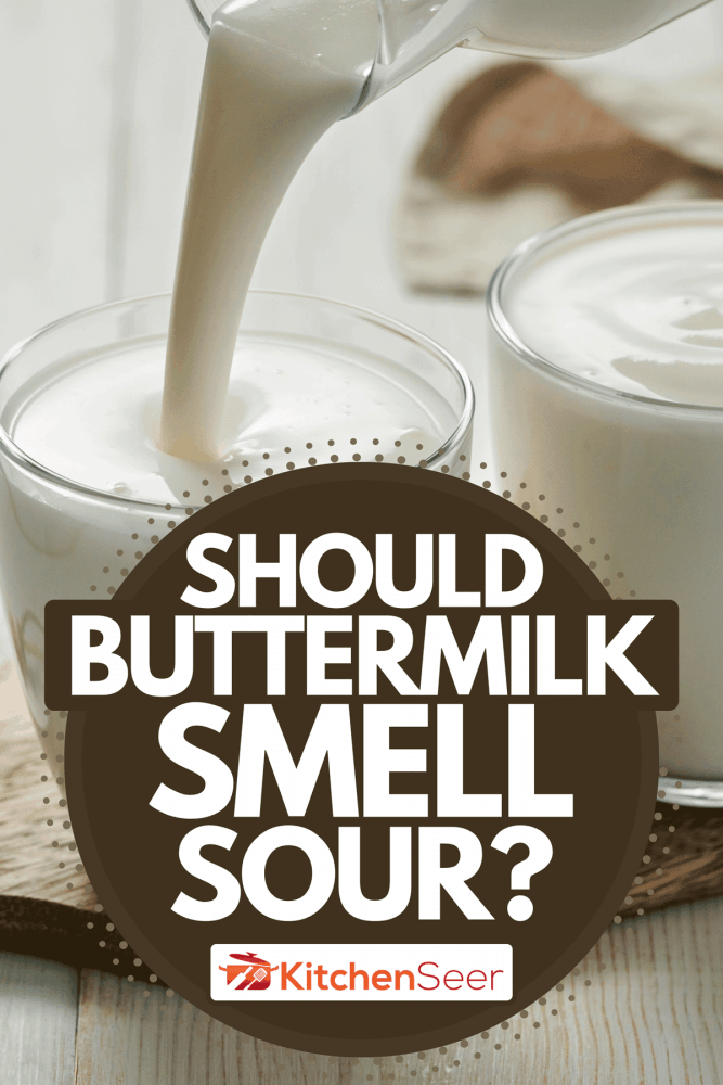 酸奶从玻璃瓶白色木桌子上,应该脱脂乳味道酸?