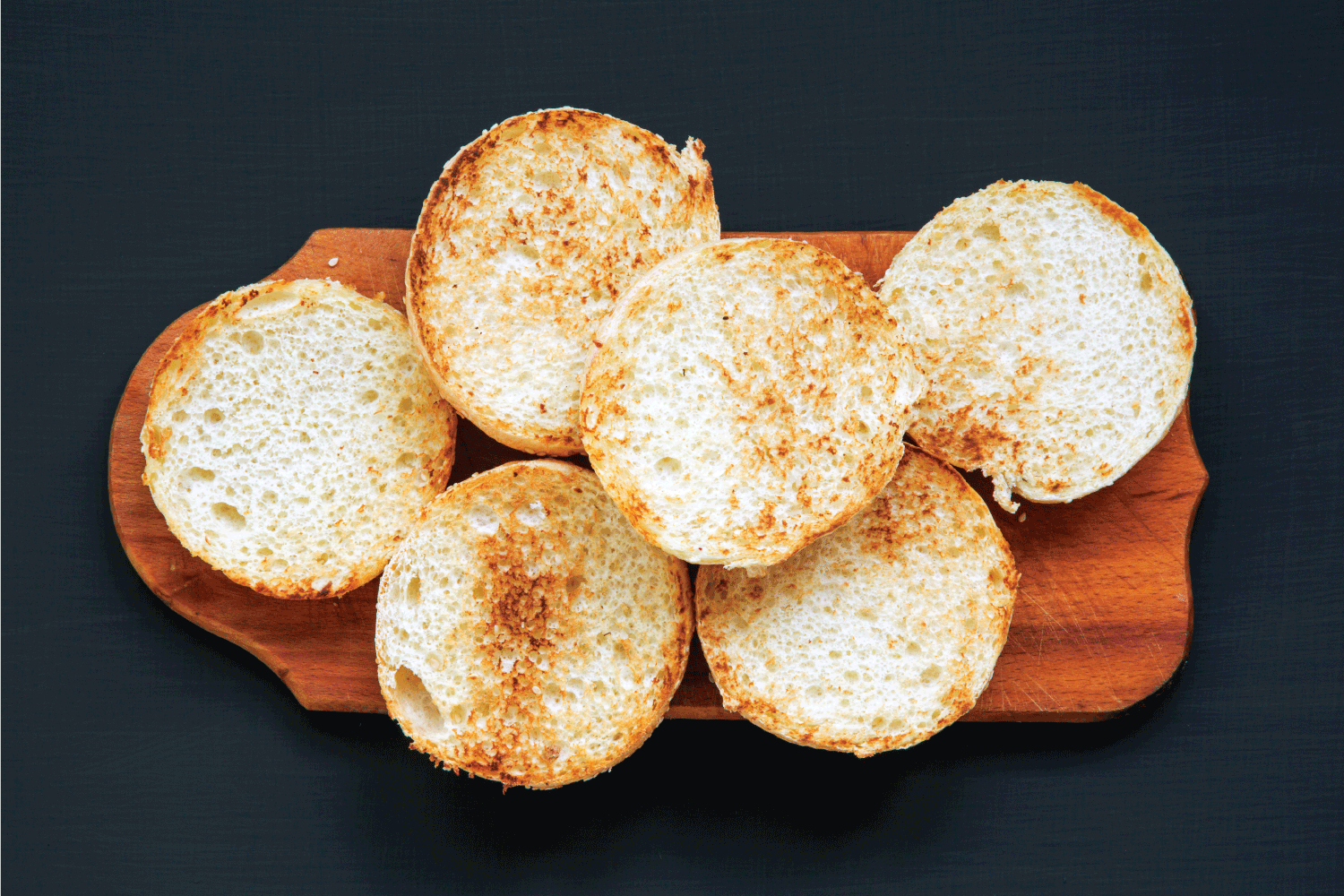 在木板上烤芝麻汉堡包