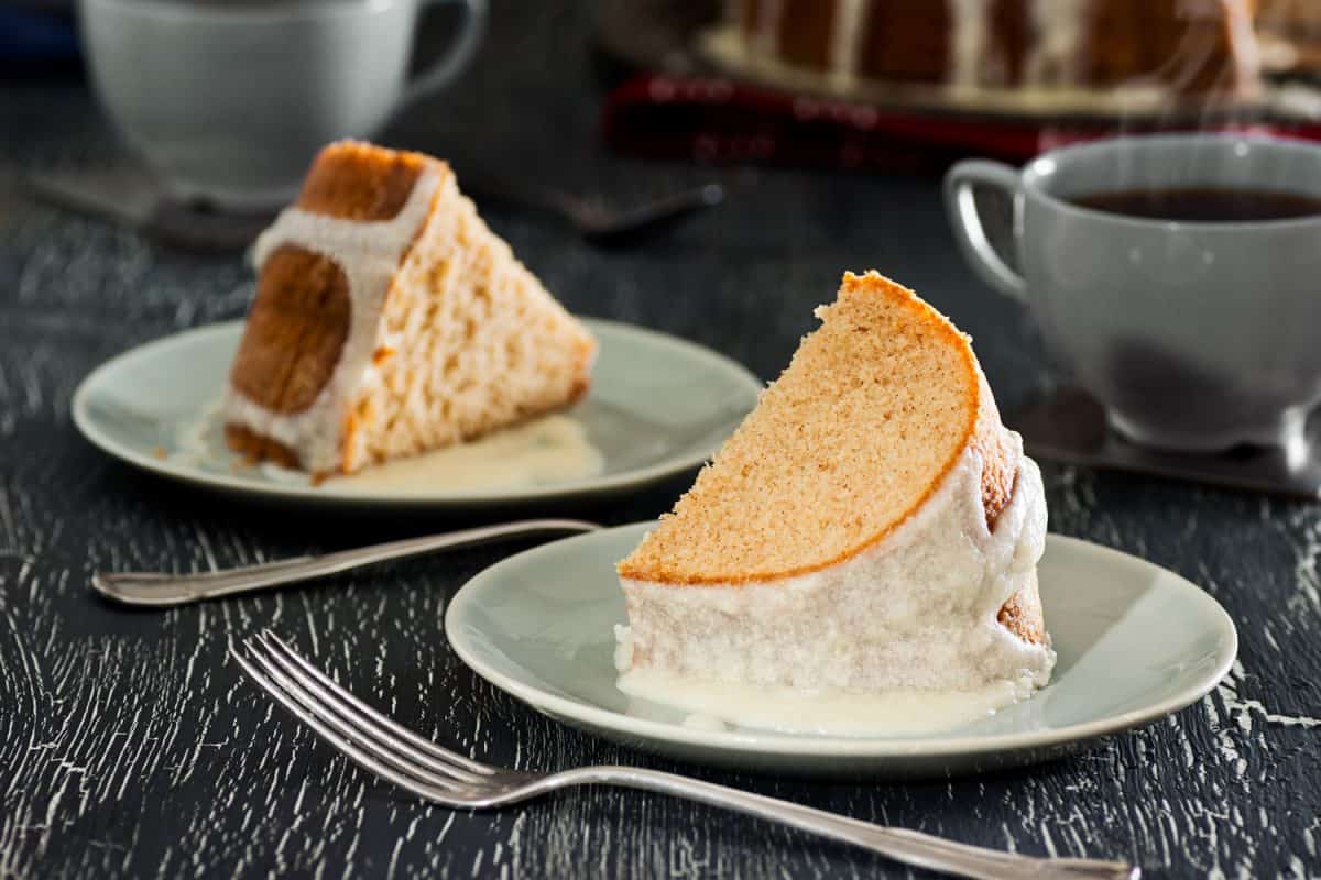 两片冰肉桂蛋糕上盘在一个小咖啡馆