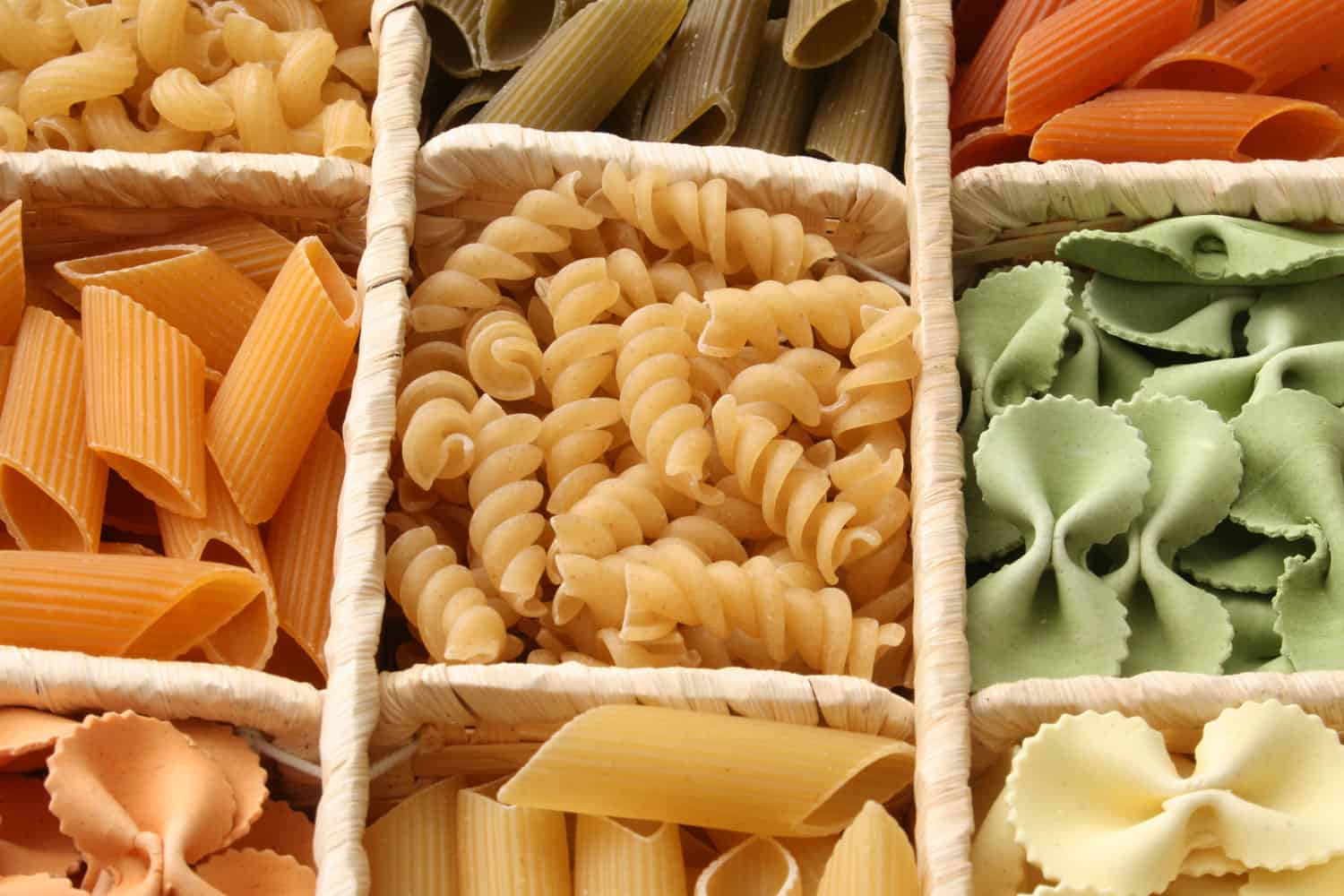 各种各样的容器内干意大利面。浅景深”width=