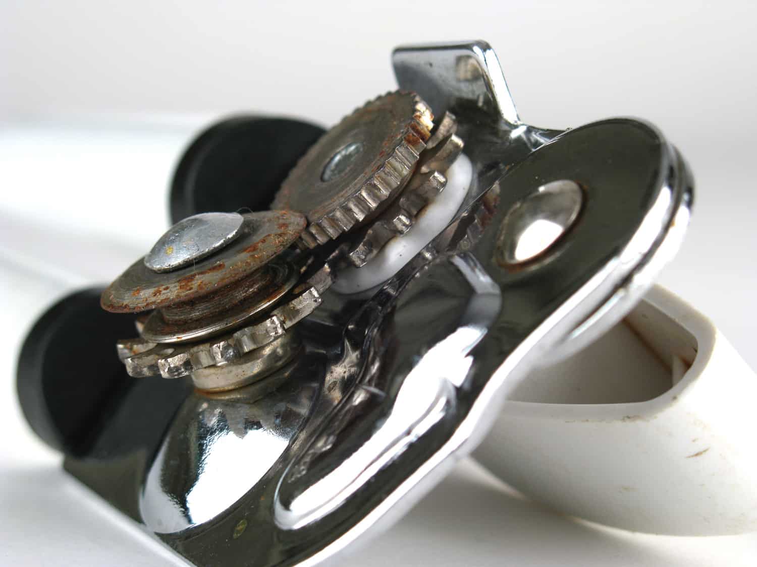 一个肮脏的二手开罐器齿轮的特写