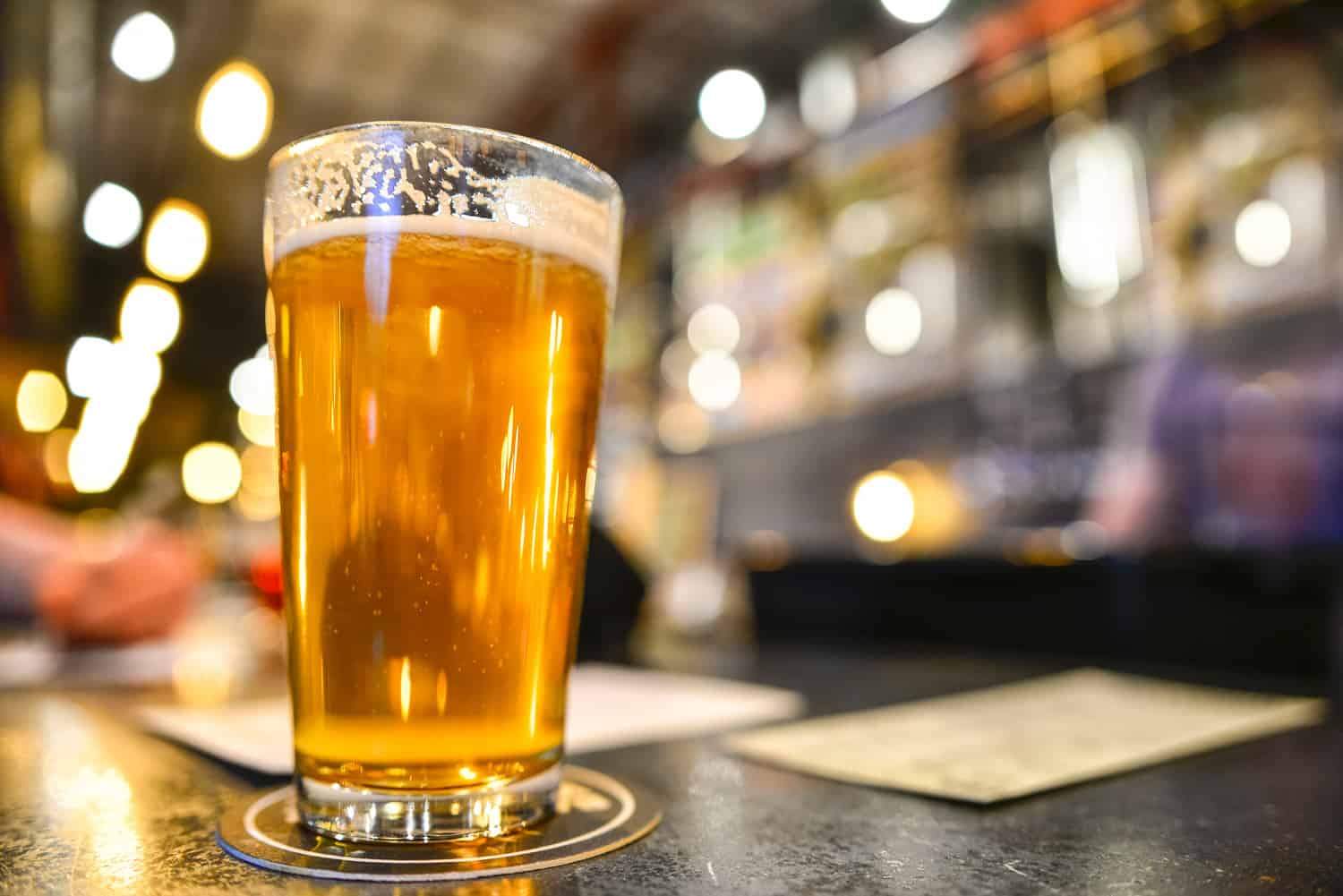 一品脱啤酒工艺在时髦的啤酒酒吧