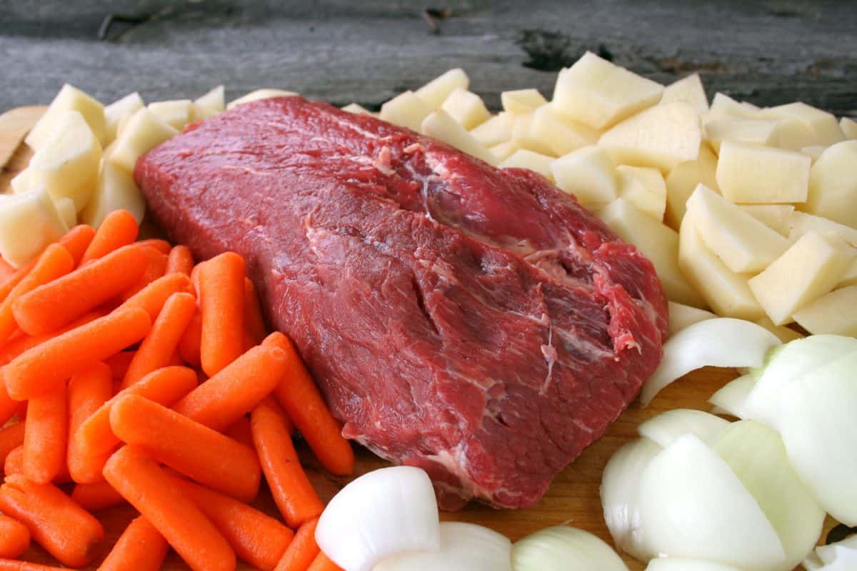 一大块牛肉准备好一壶烤