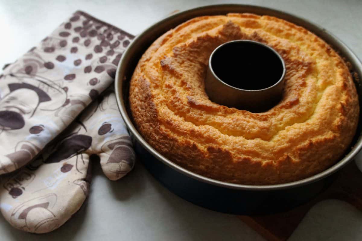 新鲜的烤一盘蛋糕的烤箱手套