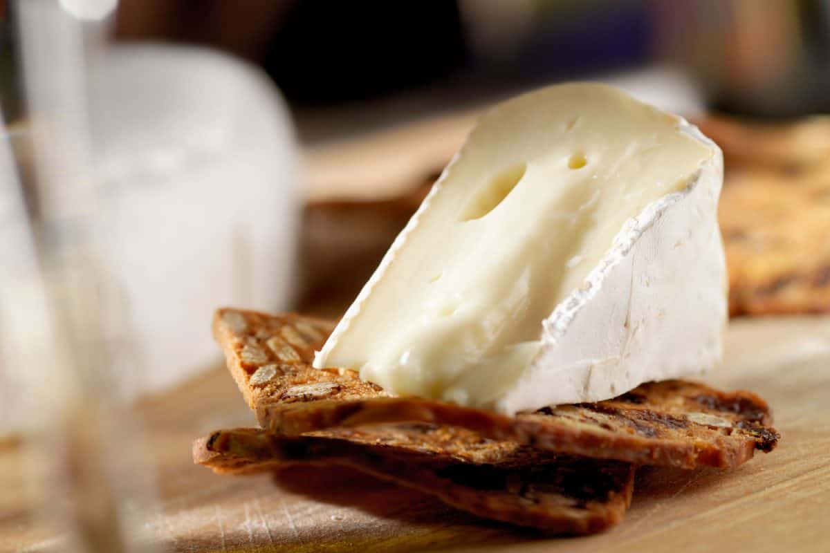 一个巨大的片布里干酪奶酪小板