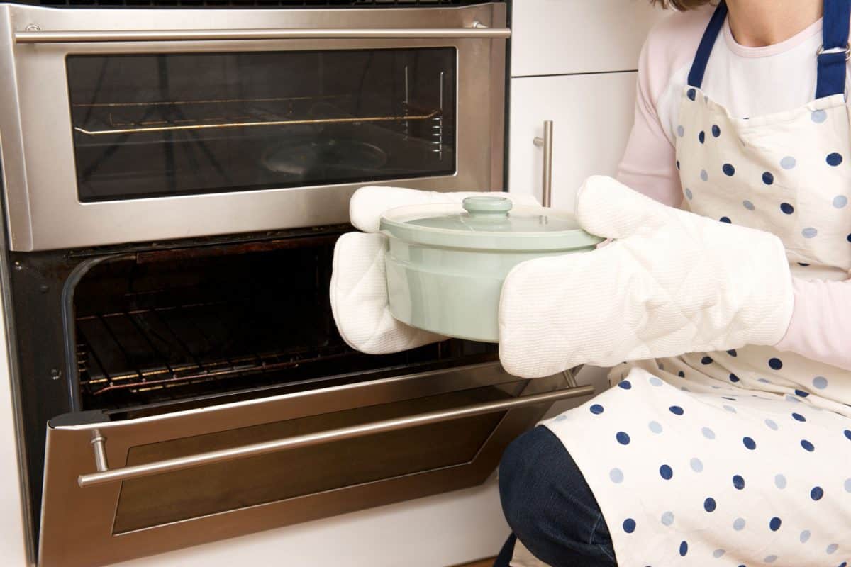 一个女人刚煮锅烤牛肉