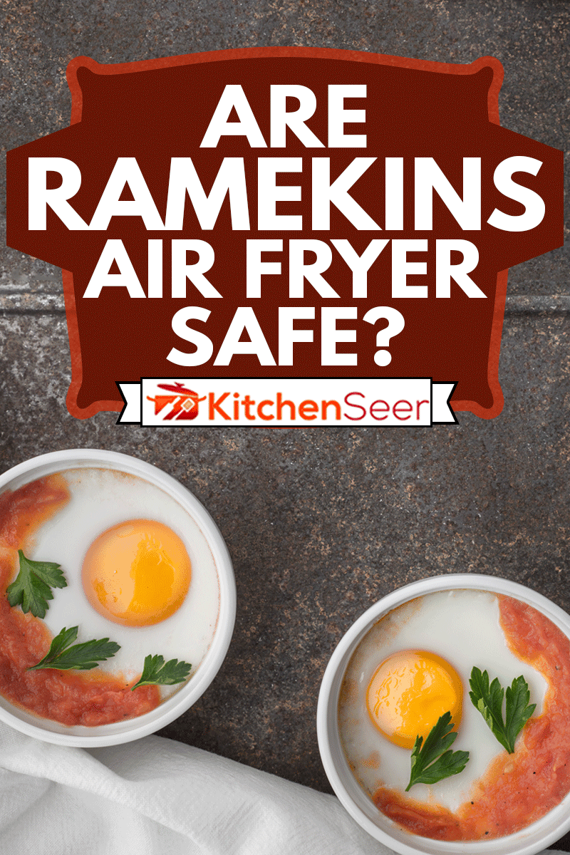 鸡蛋与西红柿和支持欧芹在会后,金属水平桌面视图”width=