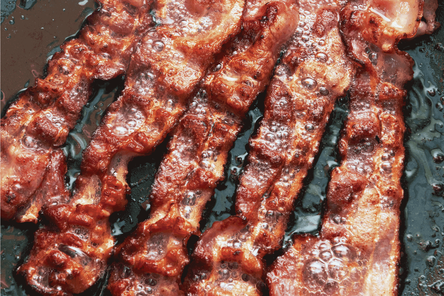 培根片煎锅中煮熟。关闭了。