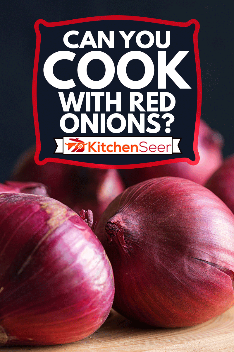 红洋葱在木板上,和红洋葱你会烹饪吗?