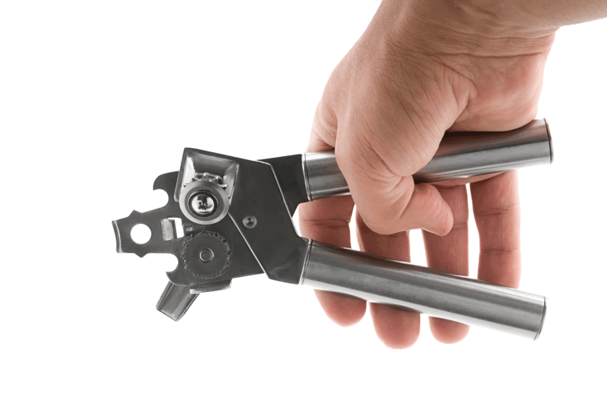 开罐器手头孤立在白色的