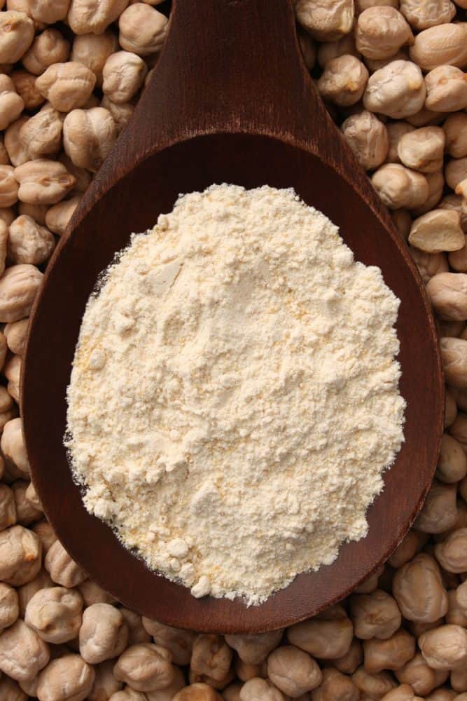 鹰嘴豆粉在木刮刀