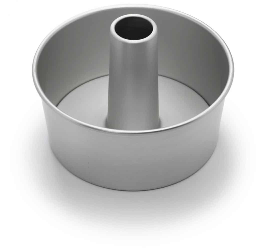 雪纺蛋糕烤盘孤立在白色背景