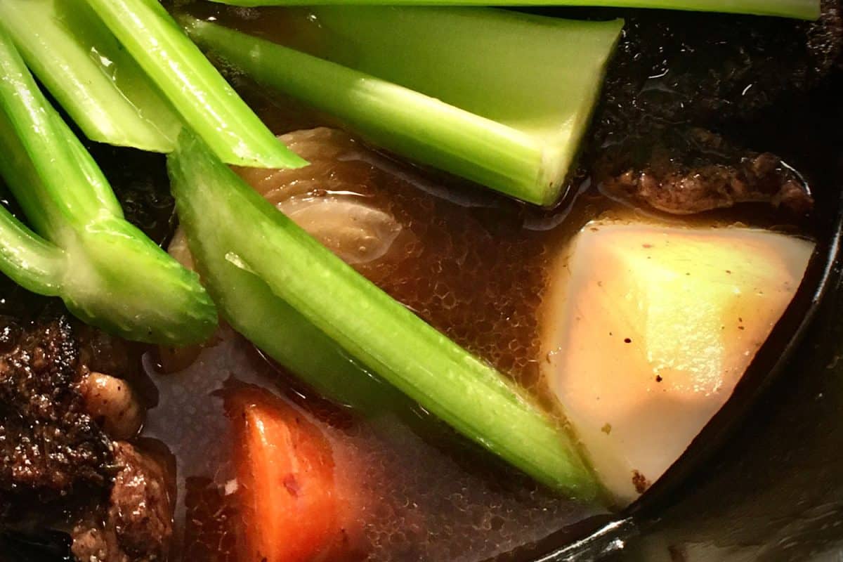 美味的烤牛肉和其他成分在一锅沸腾