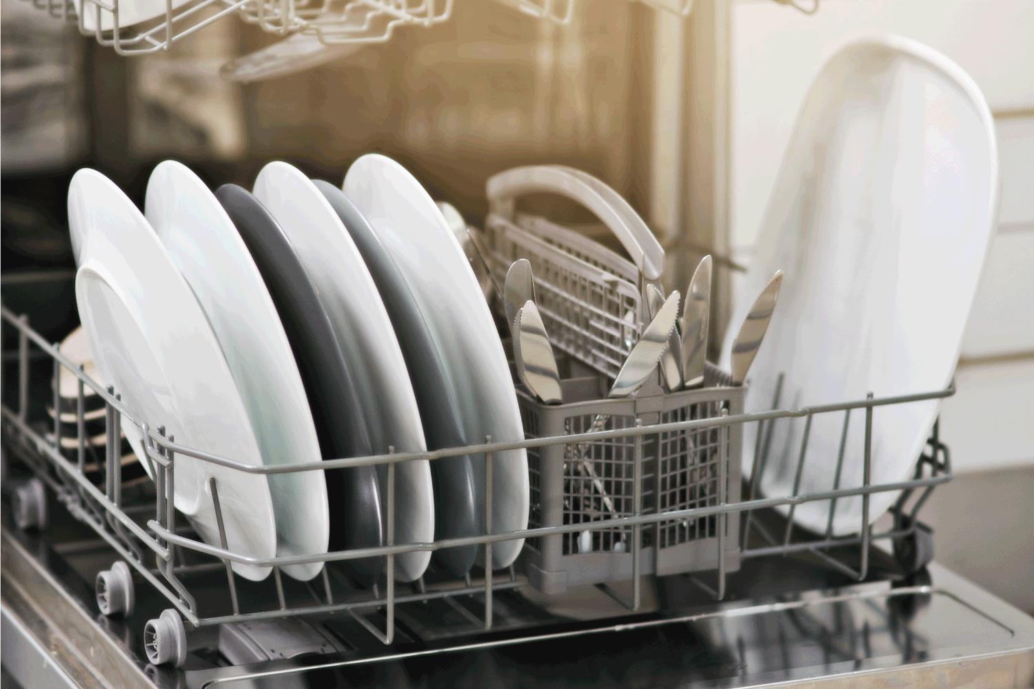 脏盘子不再堆放在洗碗机托盘上