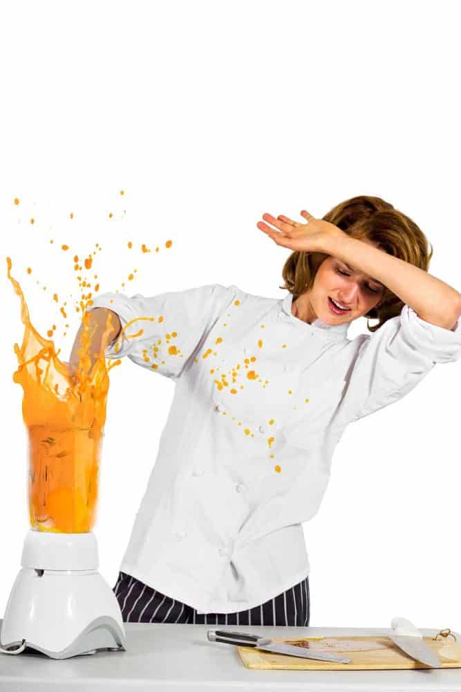 女厨师用搅拌机弄得一团糟