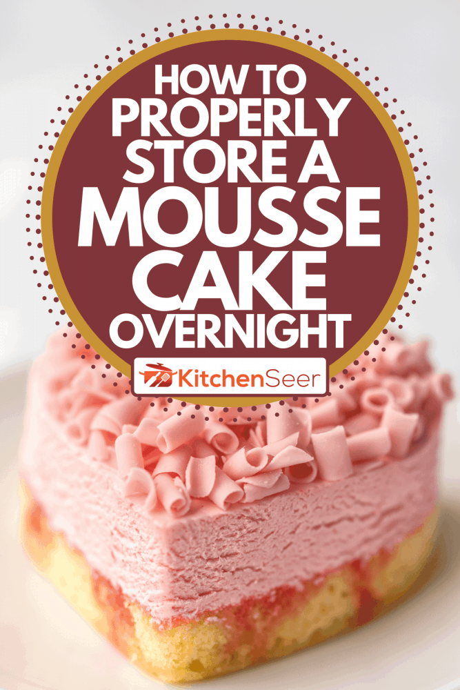 草莓慕斯蛋糕装饰着草莓风味的白巧克力压花桌布,一夜之间如何正确储存慕斯蛋糕”width=