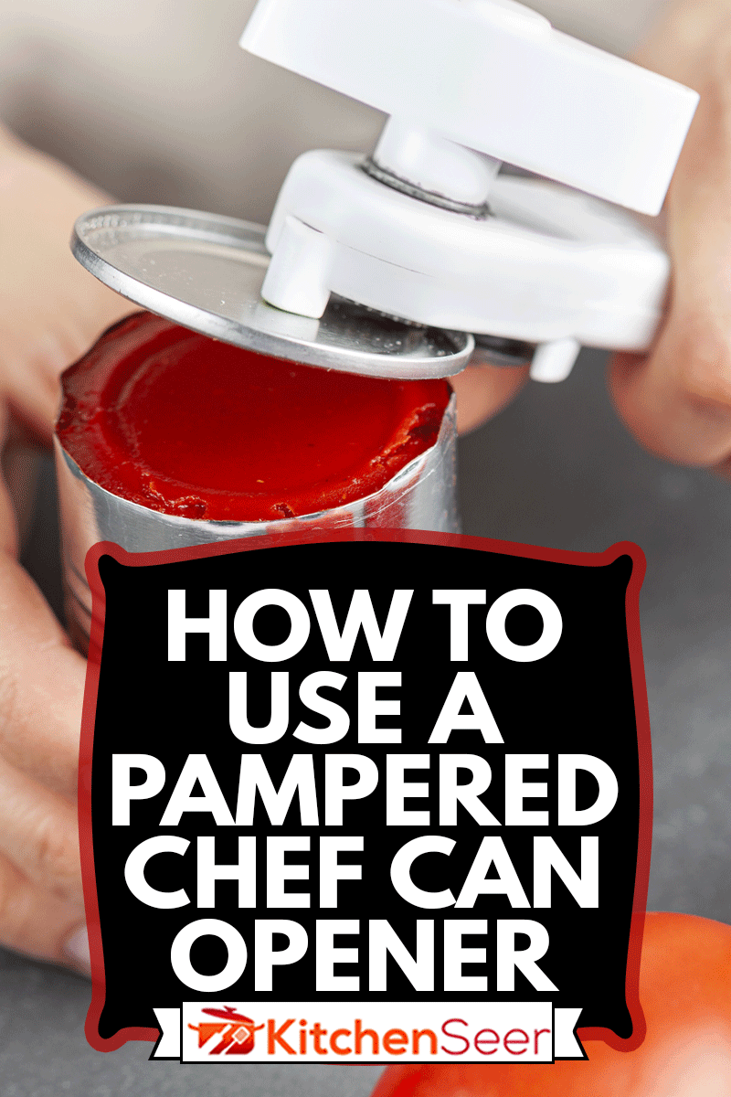 一个女人小心翼翼地打开一罐西红柿酱厨房柜台上使用白色塑料开罐器,如何使用一个养尊处优的厨师开罐器雷电竞官网网址