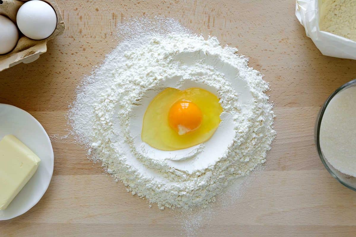 原料在木桌上烤蛋糕