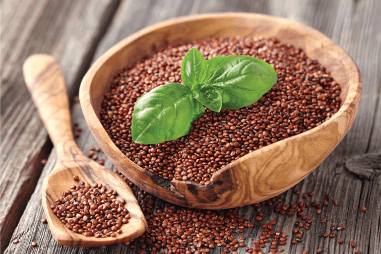 奎奴亚藜种子和罗勒叶。如何使用藜麦面粉(公司。10个很棒的食谱)