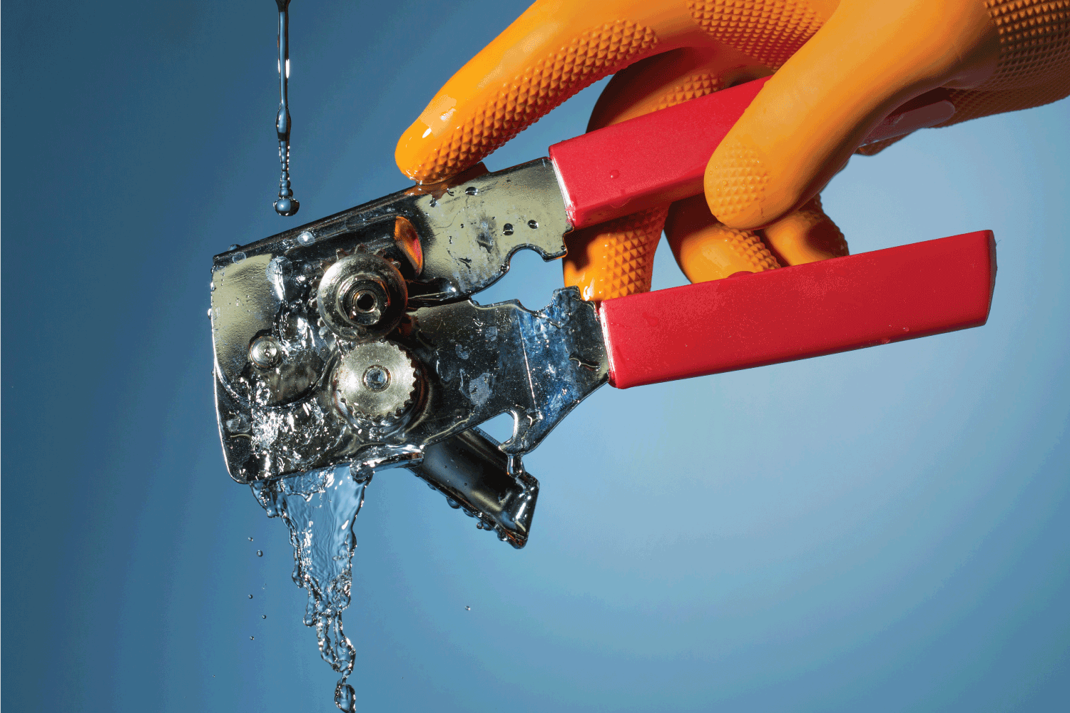 在自来水上冲洗开罐器