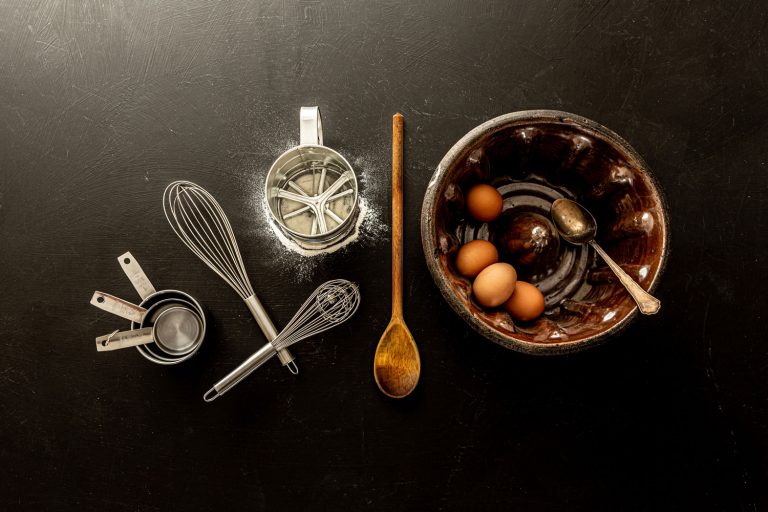 古董陶瓷盘蛋糕模具和厨房展示雷电竞官网网址ils on black chalkboard background, Are Bundt Pans Non-Stick?