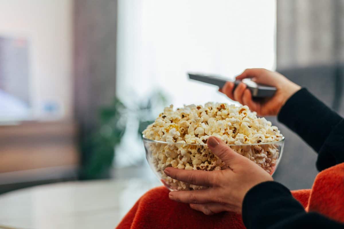 吃爆米花看电视