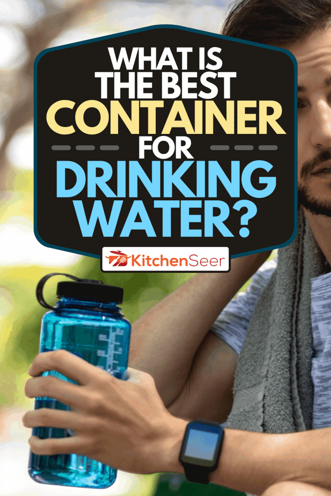 一个年轻人饮用水,慢跑,饮用水的最佳容器是什么?