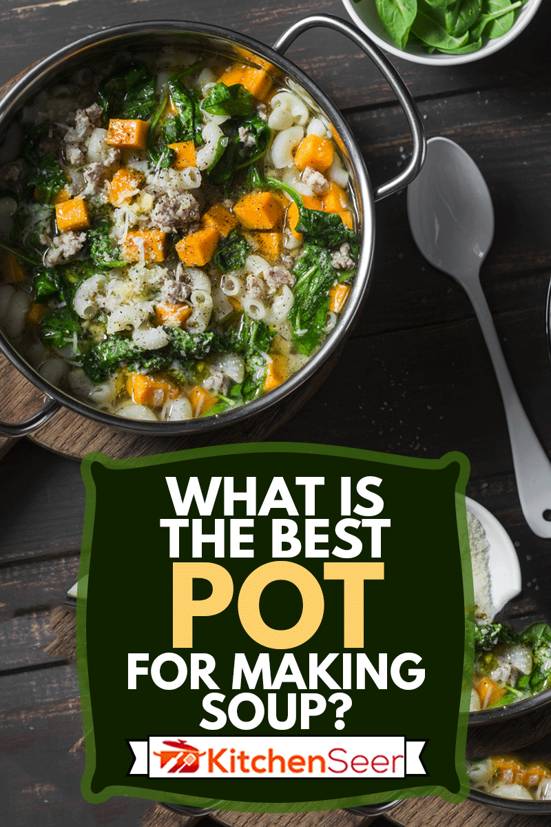 红薯与菠菜和面条和猪肉香肠汤一锅在黑暗的背景下,前视图,使最好的锅汤是什么?