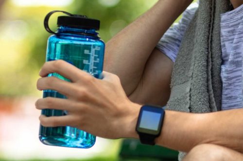 阅读更多关于这篇文章最好的饮用水的容器是什么?