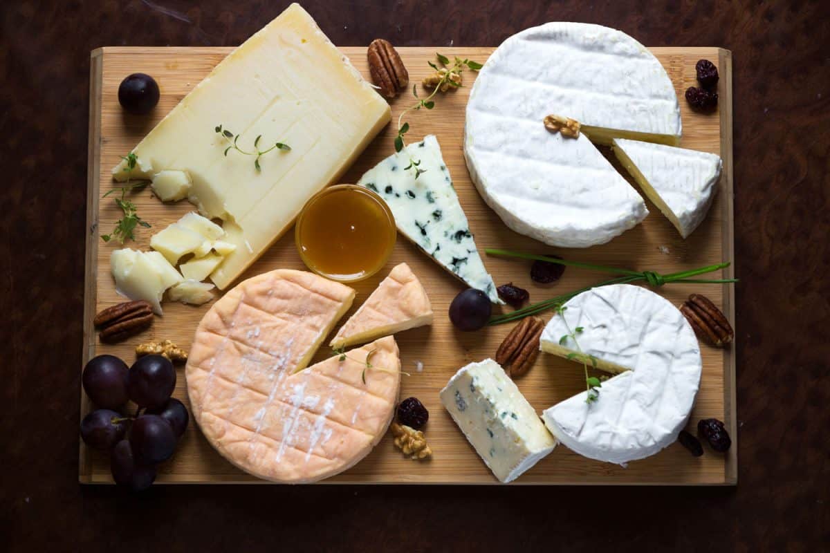 cheeseboard搭配不同种类的奶酪、大豆、蜂蜜和香草