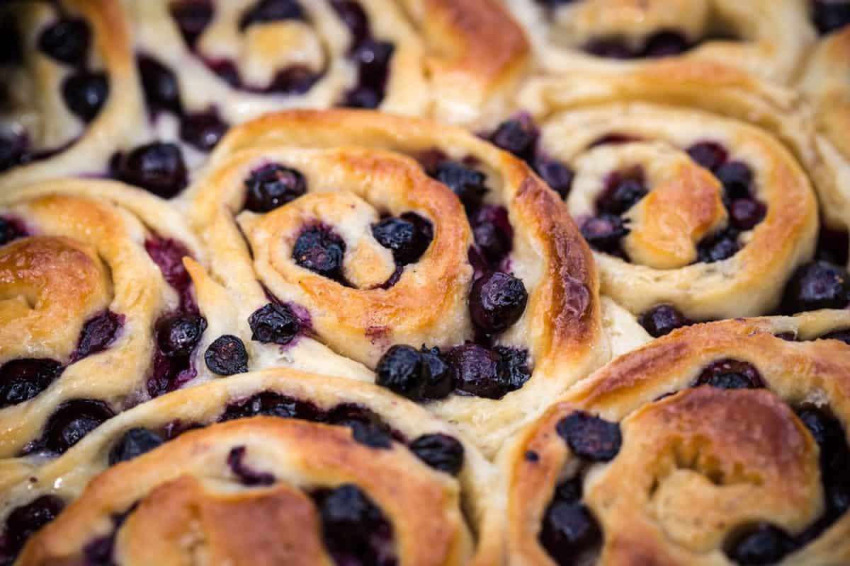 一个近距离的美味烤蓝莓肉桂面包