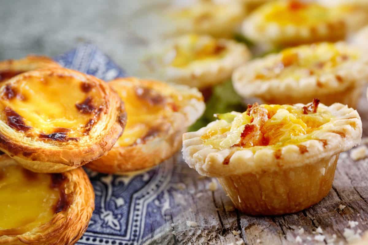 迷你乳蛋饼搭配培根、切达干酪和葡萄牙蛋挞的拼贴，奶油粉彩配阿祖莱荷瓷砖，乳蛋饼和蛋挞有什么区别?