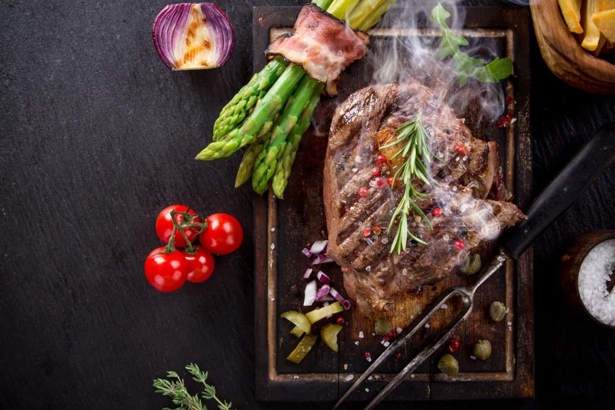 美味烤牛排,牛至,芦笋,和小西红柿