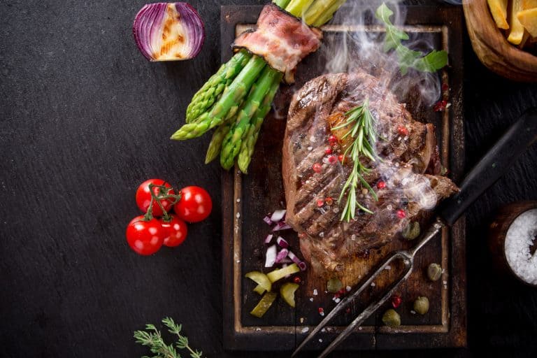 美味烤牛排,牛至,芦笋,和小西红柿,最适合烧烤牛排是什么油?