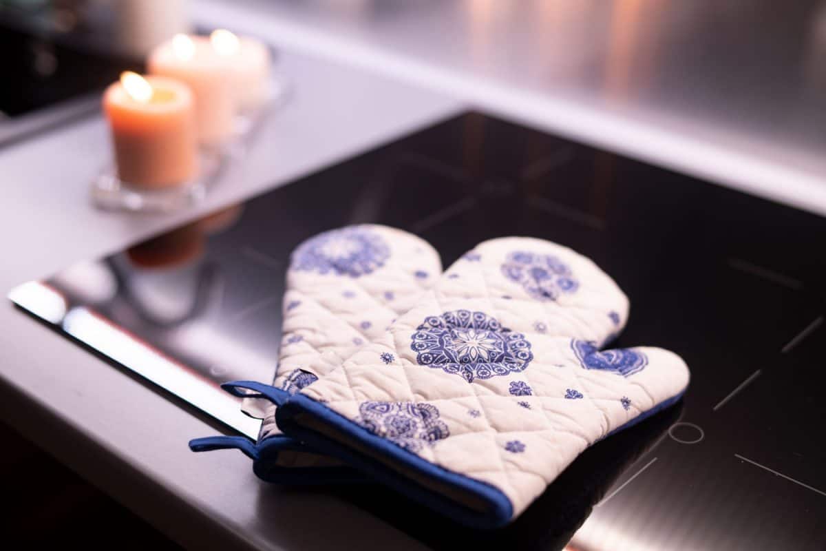 花的颜色的烤箱手套放在一个红外炊具