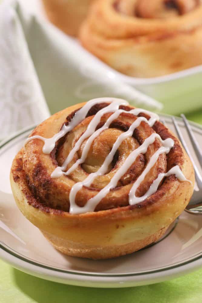 新鲜出炉的肉桂卷点缀以白色的糖霜