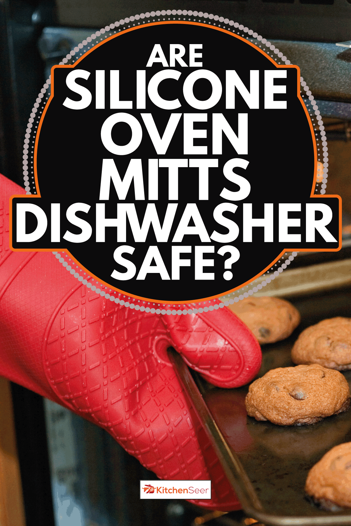 一只手ovenmitt把饼干从烤箱煮得过久。是硅胶烤箱手套洗碗机安全吗