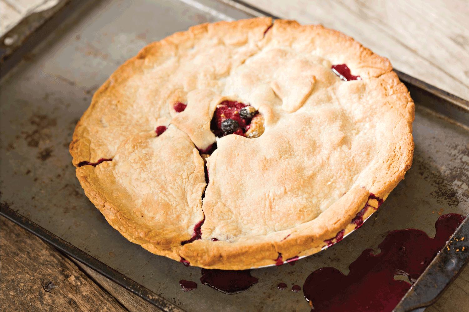 脏兮兮的旧的高角度近距离与家庭厨师烤盘第一次尝试烤一个浆果馅饼