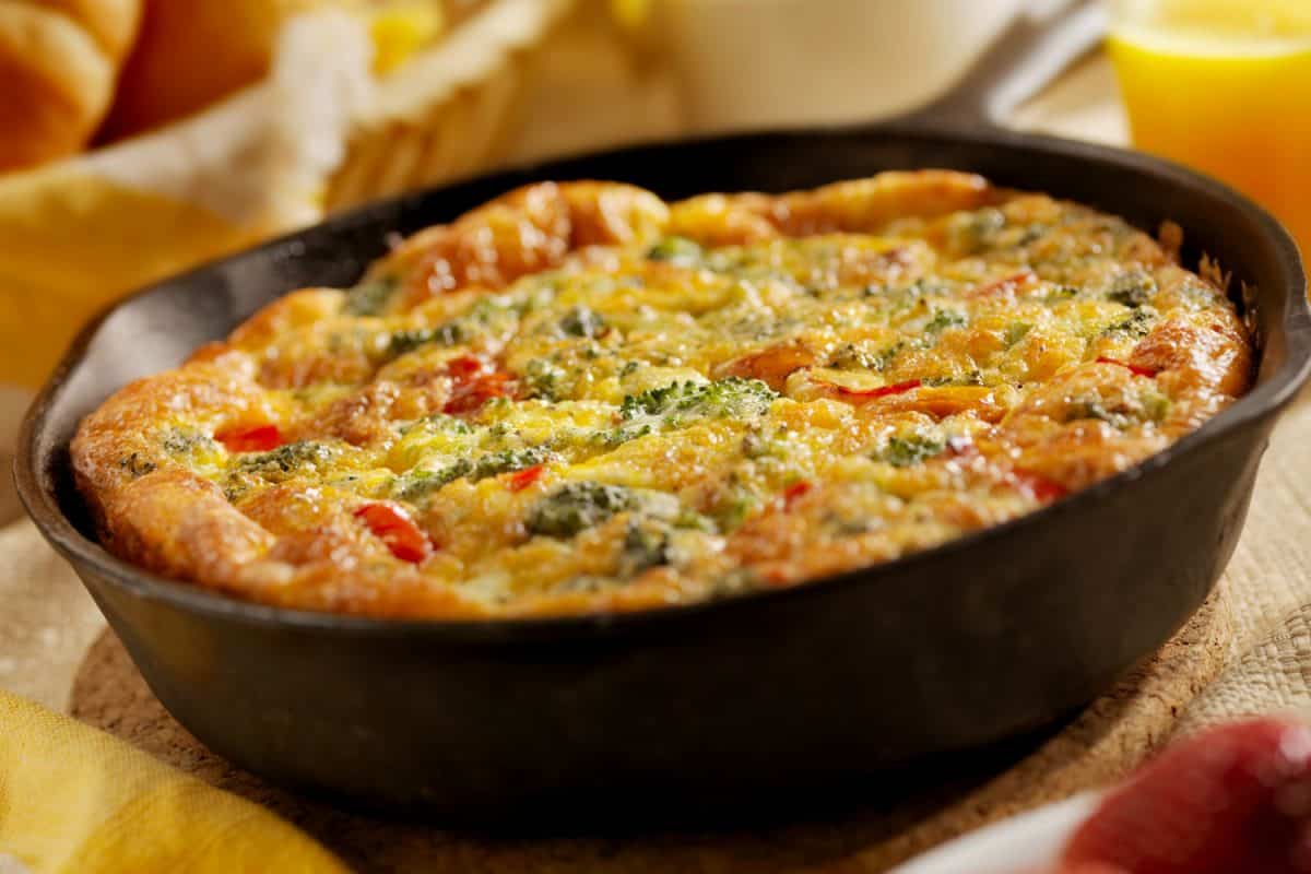 一个巨大的锅新鲜的烤乳蛋饼