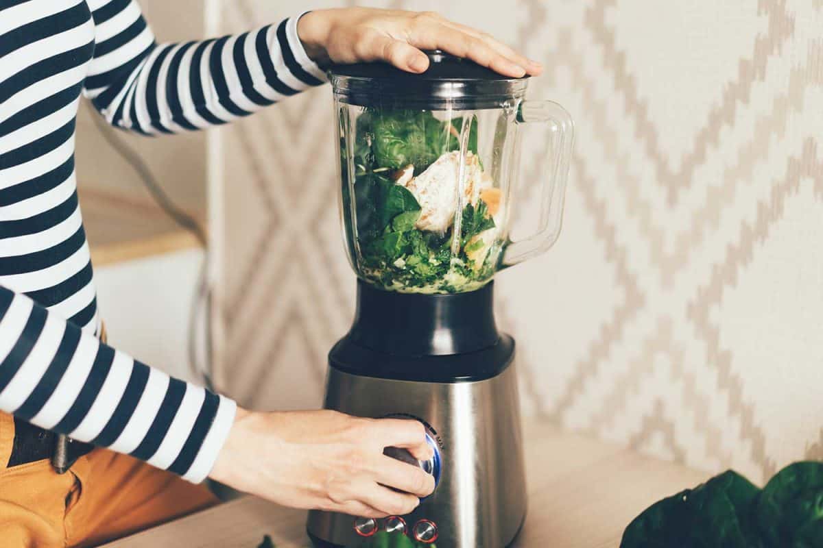 一个大型搅拌机碗鞭子奶昔的成分