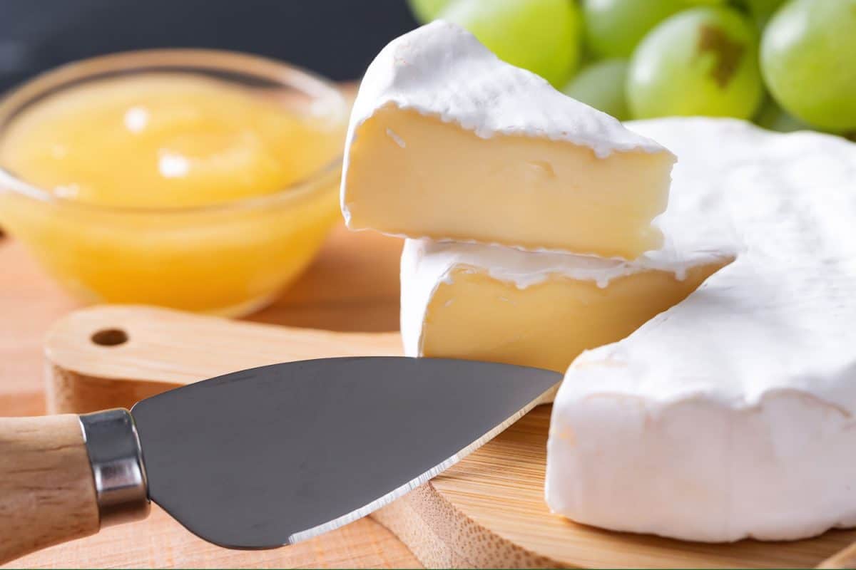 用刀在奶酪板上切成薄片的奶酪