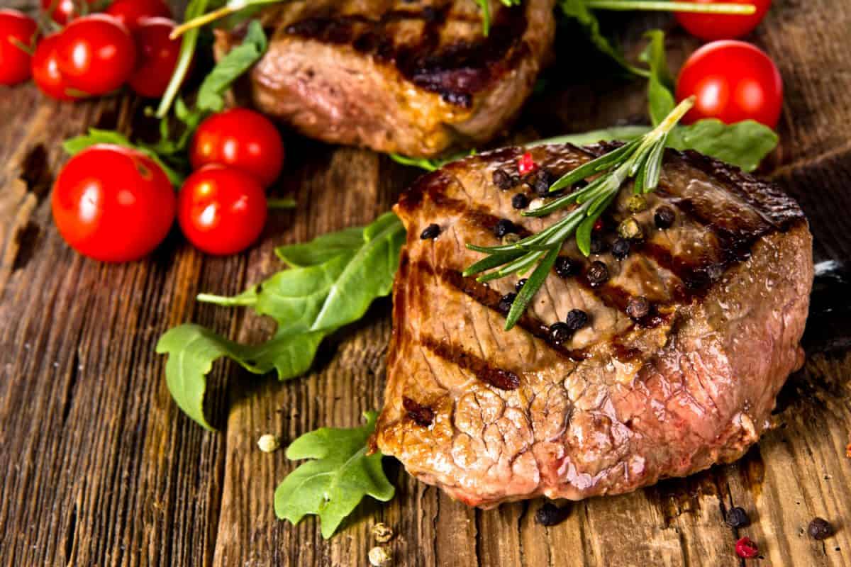 一个小牛排新鲜烤牛至