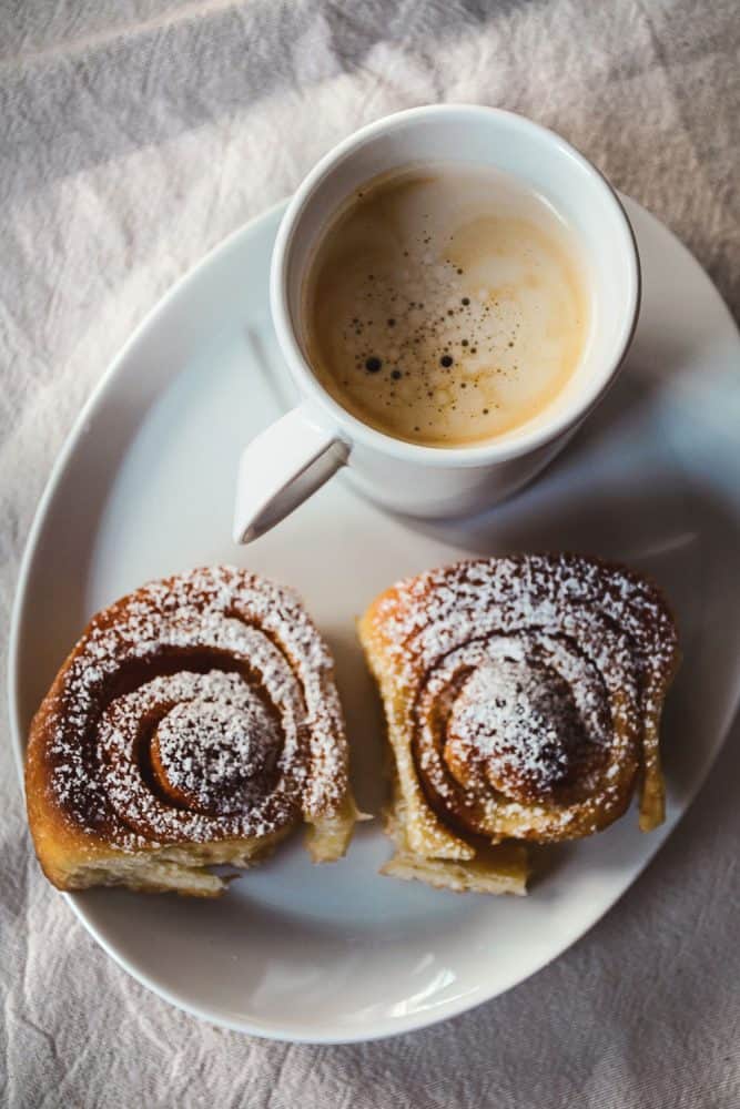 小与肉桂卷早上早餐和咖啡